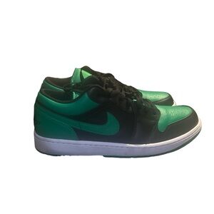 Men Jordan’s size 12 black green good conditions